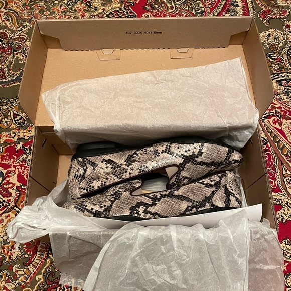 NWT Clarks Sara Poppy Taupe Snake - Picture 8 of 9